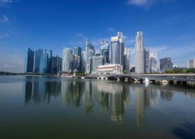 新加坡滨海湾城市天际线与办公楼建筑，象征新加坡房地产市场与购房财务规划